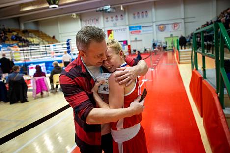 Pihla Kaivo-oja ja isä Juha Kaivo-oja halasivat isänpäivänä Tammer-turnauksen finaalin voiton jälkeen.