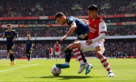 Arsenalin Gabriel Martinelli kamppaili pallosta Manchester Unitedin Diogo Dalotin kanssa.