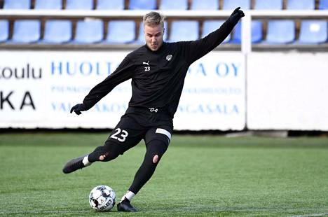 Salomo Ojala antoi pallolle kyytiä FC Hakan pienryhmäharjoituksissa.