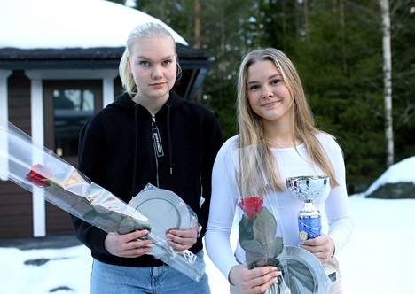 Venla Patrikainen ja Helmi Haavisto palkittiin NoU:n vuoden joukkueena. He, kuten myös Linnea Salo, sijoittuivat viidenneksi N17-sarjan 3 x 800 metrillä SM-kisoissa.