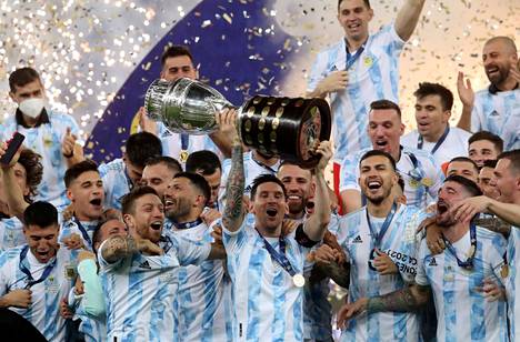 Argentiinan joukkue juhli Etelä-Amerikan mestaruusturnauksen Copa Américan voittoa heinäkuussa 2021. Messi keskellä voittopokaalin kanssa. 