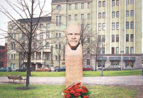 Tässä kuvamanipulaatiossa kiistelty Leninin patsas on istutettu Lenin-museon eteen Hämeenpuistossa.
