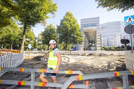 Yliopistonkadun saneeraustyömaan työpäällikkö Juha Mikkonen sanoo, että liikkumista hidastaneet esteet saadaan kadulta pois lokakuun loppuun mennessä. Tältä Tampere-talon edustalla näytti 12. elokuuta. 