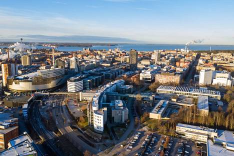 Yliopiston keskustakampuksen tontille on suunnitelmissa rakentaa Tampereella uusia taloja. Valokuvassa keskellä oikealle kaartuvan Pinni A:n ja B:n sekä niistä oikealla sijaitsevan matalan päärakennuksen väliin ja myös parkkipaikalle on soviteltu taloja.