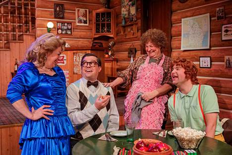 Väki koolla majatalossa. Charlie (Peter-Sebastian Lehtonen, toinen vasemmalta) viihtyy naurattaessaan Catherinea (Maria Pere), Bettyä (Hannele Lanu) ja Ellardia (Oskari Penttilä).
