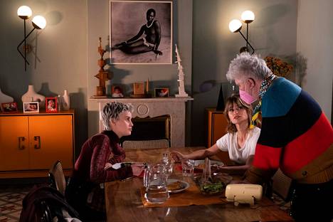 Pedro Almodóvar ohjaamassa Milena Smitiä (vas.) ja Penélope Cruzia elokuvassa Rinnakkaiset äidit.