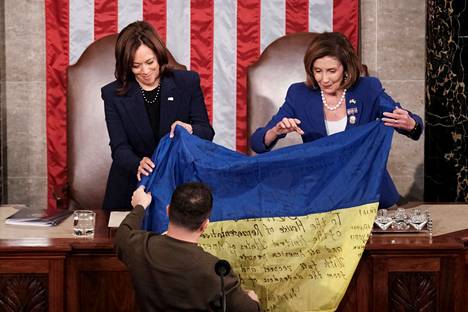 Ukrainan lipun ottivat vastaan varapresidentti Kamala Harris (vas.) ja edustajainhuoneen puheenjohtaja Nancy Pelosi.