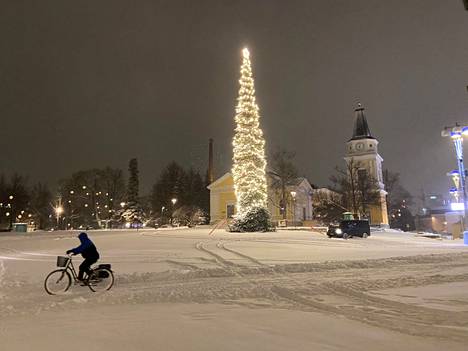 Yön aikana Pirkanmaalla pyrytti jopa yli 10 senttimetriä lunta. Maanantaiaamuna ennen seitsemää monia jalankulku- ja pyöräilyväyliä ei oltu ehditty vielä aurata. Kuva Keskustorilta. 