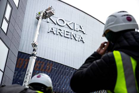 Tampereen Nokia-areena sai maanantaina uutukaisen kyltin, kun vanha Nokia Arena -logo korvattiin uudella. 