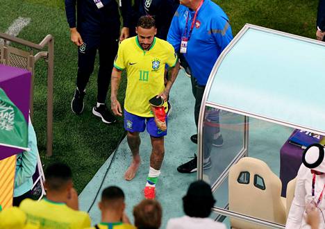 Neymarin nilkka koki kovia Brasilian avauspelissä Serbiaa vastaan.