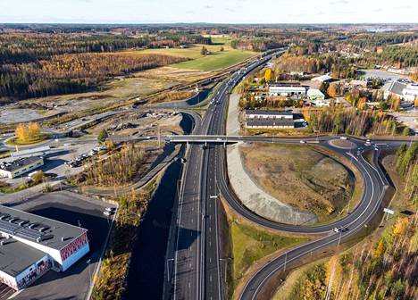 Hämeenkyrönväylä käsittää kymmenen kilometriä uutta valtatietä Kyröskosken ja Hanhijärven välillä, 11 uutta siltaa ja kolme eritasoliittymää. Osa väylää valokuvattuna 20. lokakuuta.