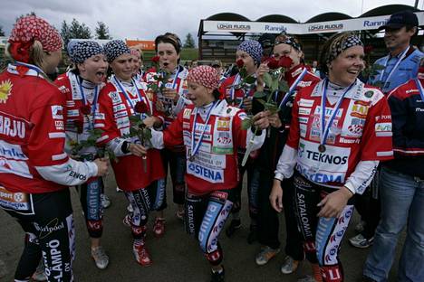 Pesäkarhut on ollut ennätyksellisen pitkään mitalipeleissä. Kuvassa joukkue juhlii vuonna 2006 saavutettua pronssimitalia.