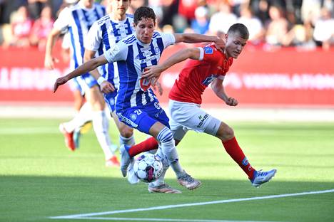 HJK:n maalin kotiottelussa tehnyt David Browne yritti päästä ohi Silkeborgin puolustajasta.
