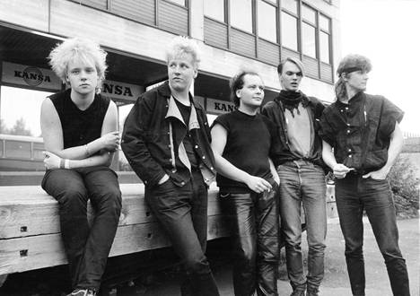 Yö-yhtye syyskuussa 1983: Jussi Hakulinen (vas.), Olli Lindholm, Veikko Lehtiranta, Jani Viitanen ja Juha Rauäng.
