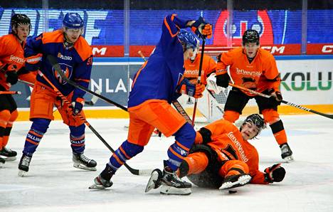 Miro Ahvenlammen (kesk.) kirvesrinnat kaatoivat KooKoon oranssipaidat viime lauantaina Hakametsässä selvin numeroin 4–1.