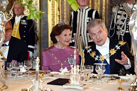 Presidentti Sauli Niinistö istui illallispöydässä kuningatar Silvian vieressä.