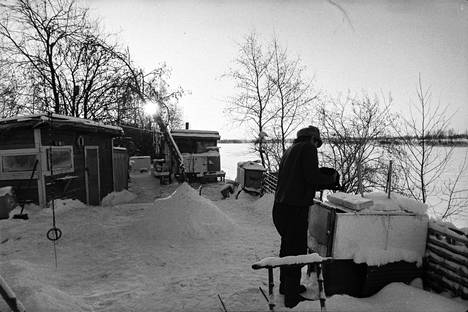 Satakunnan Kansa haastatteli yhtä ”Korsun” asukasta helmikuun pakkasilla 1976. Hökkeliasumuksen mukavuuksina oli sauna ja keittiökoppi, jotka olivat nekin kaatopaikan tavaroista kyhättyjä.