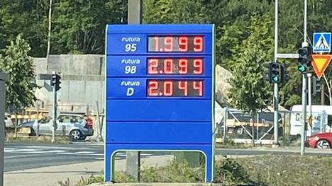 95-laadun bensiinin litrahinta laski alle kahden euron Hatanpään Nesteen kylmäasemalla Tampereella.