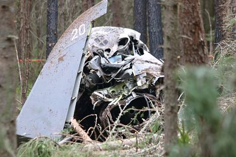 Valkealahden Heinäskylälle maanantaina 15. toukokuuta pudonnut Hawk-hävittäjä tuhoutui muodottomaksi metallikasaksi. 