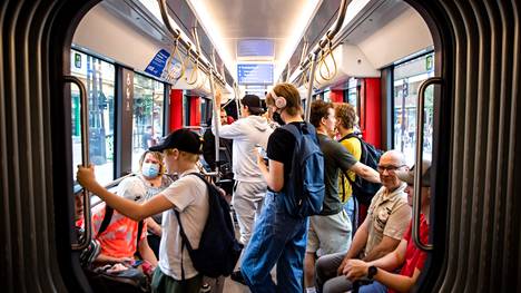 Joukkoliikenteessä tavallisesti hiljainen heinäkuu oli Tampereen ratikassa viime syyskuuta kiireisempi. Aamulehti kuvasi iltapäiväliikennettä kello 16 aikaan perjantaina 5.8.2022. Ratikka oli matkalla rautatieaseman pysäkiltä Koskipuiston pysäkille.