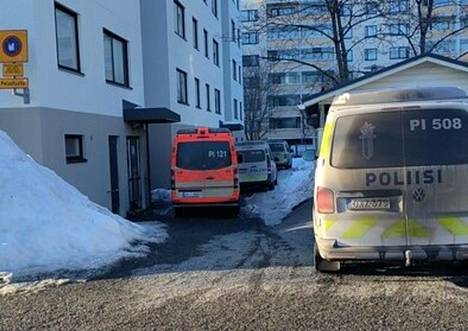 Tampereella tutkitaan Hervannassa torstaina tapahtunutta epäiltyä rikosta. Valokuva on otettu epäillyn teon jälkeen Sähkökadun varresta.