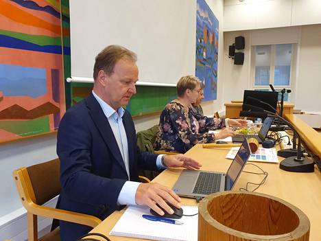 Kaupunginjohtaja Eero Väätäinen valmistautui kaupunginvaltuuston kokoukseen maanantaina illalla.