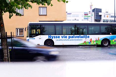 Tampereen kaupungin joukkoliikennelautakunta hyväksyi 9. joulukuuta yömaksujen poistamisen kausikorteilta. Tämän lisäksi mahdollisuus lipun ostamiseen käteisellä suoraan bussista tai ratikasta loppuu.