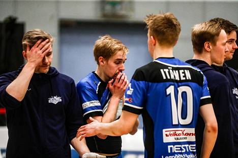 Lempääläisen Lempo-Volleyn kausi päättyi sunnuntaina pettymykseen, kun joukkue hävisi lentopallon miesten 1-sarjan finaalin Kyyjärven Kykyä vastaan.  Lempo-Volleyn Joel Itänen (10) palkittiin kotijoukkueen parhaana pelaajana. 