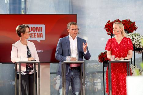 Puheenjohtajatenttiin Suomi-Areenassa osallistui suurin osa puolueiden puheenjohtajista. Kuvassa puolueidensa puheenjohtajat Sari Essayah (kd) ja Petteri Orpo (kok) ja Riikka Purra (ps).