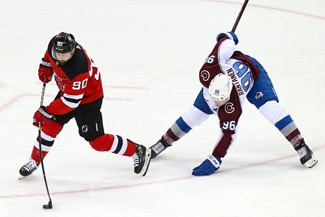Colorado Avalanchen suomalaispelaaja Mikko Rantanen (oik.) teki ottelussa maalin ja syötti toisen. 