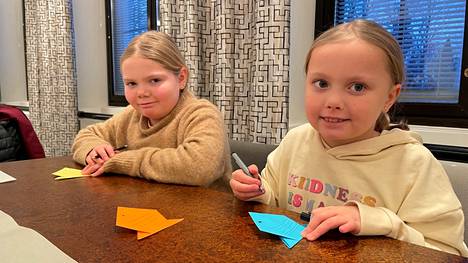 Serlachius-museoiden Lasten lauantaissa Ellen (vasemmalla) ja Lilian Puutula taittelivat origamikaloja Gustaf-museolla. Kuva: Maarit Lampinen