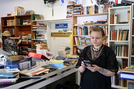 Kirjakyrön entinen kauppias antoi vastuun sosiaalisen median hoitamisesta Sofia Uotilalle kaupan tyhjennyksessä. 