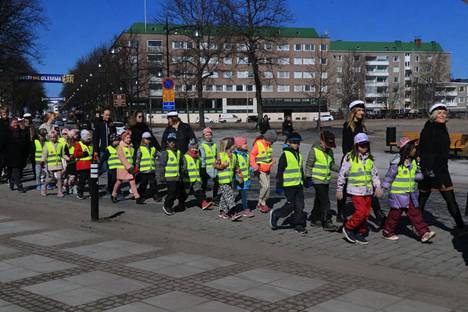 Kulkueessa oli mukana tulevaisuuden akateemikkoja. Seminaarinmäen junioriosastoa edusti Pikkunorssi -päiväkodin esikoulu.