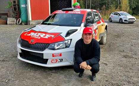 Konsta Saarinen vierellään Skoda Fabia R5, jonka ratissa nuorukainen osallistuu viikonloppuna SM-sarjakauden päättävään Kouvolan osakilpailuun.