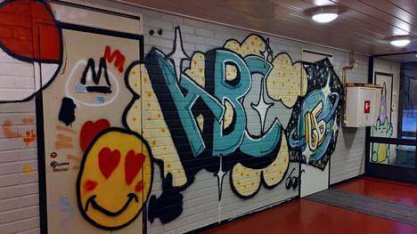 ABC -graffiti korostaa Multian kirjasto-kuntotalon sisääntuloa.