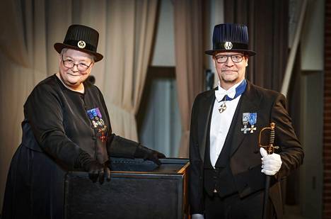 Jukka Jalonen sai promoottorina toimivalta omaanisen filologian professori Outi Merisalolta tohtorin hatun päähänsä ja miekan käsiinsä.