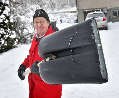 Eihän näitä lumitöitä tahdo kestää edes työvälineet, naurahtaa Kimmo Salminen. Kuva: Juha Sinisalo