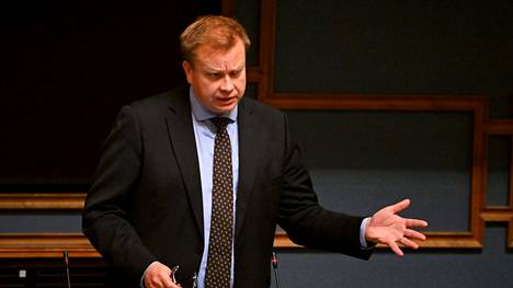 Puolustusministeri Antti Kaikkonen (kesk.) puhui ulkomaalaisten kiinteistöomistusten valvontaa koskevan lainsäädännön kiristyksistä eduskunnan suullisella kyselytunnilla torstaina 20. lokakuuta.