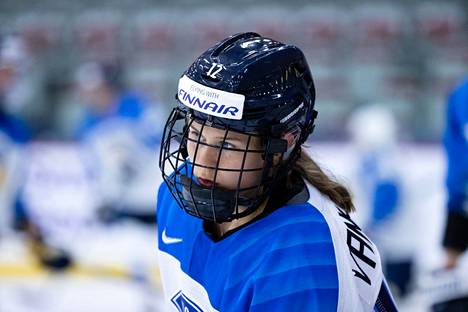 Nokialaiskiekkoilija Sanni Vanhanen edustaa nykyään Helsingin IFK:ta. Vanhanen kuvattiin naisten MM-kisojen harjoitusottelussa Kanadaa vastaan Calgaryn WinSports Arenalla elokuussa 2021.