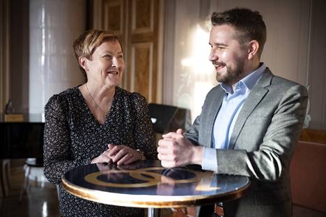 Porin entinen kaupunginjohtaja Aino-Maija Luukkonen ja Joonas ”porisuhdeneuvoja Luukkone” Nordman ovat tyytyväisiä Porilainen Maineteko -palkinnosta.