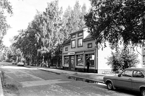Harjavallankatua syyskuussa 1983. Kuvassa Viljasen talo, jossa Harjavallan kunnanvirasto toimi ennen uuden kunnantalon valmistumista. Myöhemmin talo palveli vielä vuosikymmeniä liiketalona.