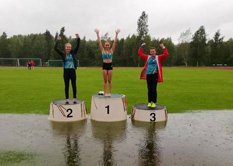 Naisten 200 metrin juoksun kärkikolmikko, eli (vasemmalta) Heta Virkajärvi, Nelli Flyktman ja Elli Taini. Kaikki edustavat Kaipolan Virettä.