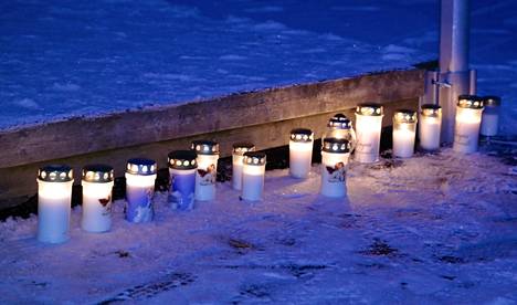 Ihmiset toivat rannalle kynttilöitä.