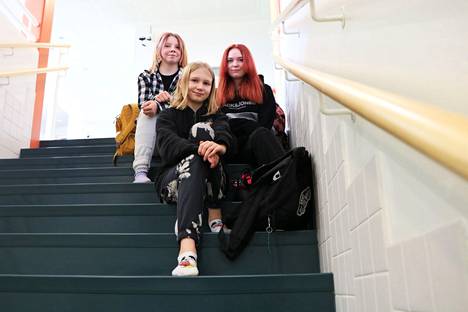 Jämsänjoen yhtenäiskoulun oppilaat Vilja Saarimaa (takana vas.), Lisa-Maria Vartia (oikealla) ja Elise Nuppula (edessä) pitävät kansainvälistä tyttöjen päivää tärkeänä asiana. 