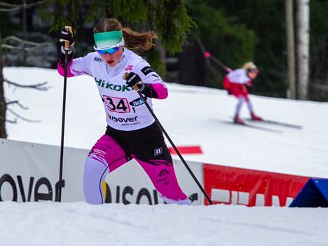 Anna Stenroos urakoi nuorten SM-hiihdoissa useammallakin matkalla.