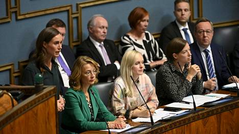 Pääministeri Sanna Marin (vasemmalla) puhui eduskunnan täysistunnossa torstaina 8. syyskuuta. Marinin vieressä istuu omistajaohjausministeri Tytti Tuppurainen.