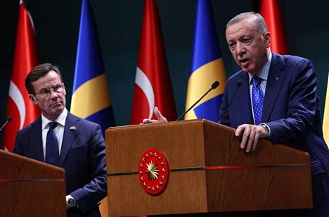 Turkin presidentti Recep Tayyip Erdogan (oikealla) tapasi tiistaina Ankarassa Ruotsin pääministerin Ulf Kristerssonin.