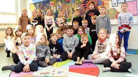 Savosenmäen koulun joustavan alkuopetuksen ryhmässä on mukana esikoululaisia sekä ensimmäisen ja toisen luokan oppilaita. Kuvassa osa ryhmästä.