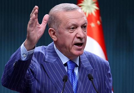Turkin presidentti Recep Tayyip Erdoğan otti perjantaina tiukkasanaisesti kantaa Suomen ja Ruotsin Nato-haaveisiin toteamalla, että hänen ei ole mahdollista suhtautua maiden mahdollisiin Nato-jäsenyyksiin positiivisesti.