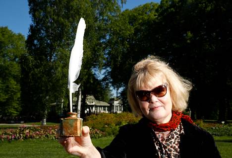 Taiteilija Helena Laine esittelee veistosideaansa Kirjurinluotoon. Hankkeen rahoituksesta jäi osa puuttumaan.